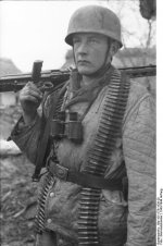 Bundesarchiv_Bild_101I-578-1939-20,_Bei_Monte_Cassino,_Fallschirmjäger_mit_MG_und_Patronen.jpg